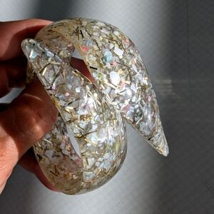 VTG Iridescent & Gold CONFETTI LUCITE Bypass Hinged Clamper CUFF BRACELET